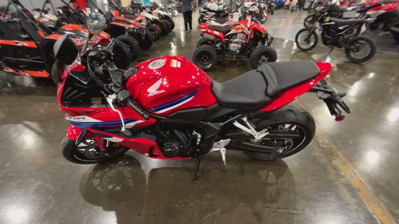 New 2026 Honda CBR650R E-CLUTCH Image 5