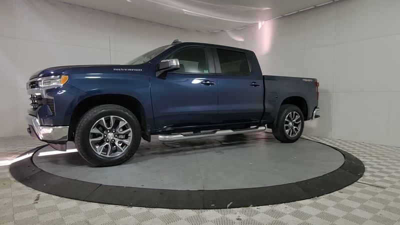2022 Chevrolet Silverado 1500 LT photo 3