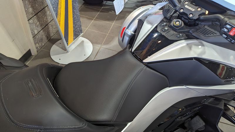 2024 Can-Am SPYDER RT LIMITED HYPER SILVERImage 11