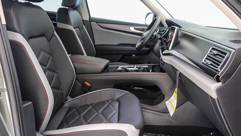 2025 Volkswagen Atlas 2.0T Peak Edition SEImage 17