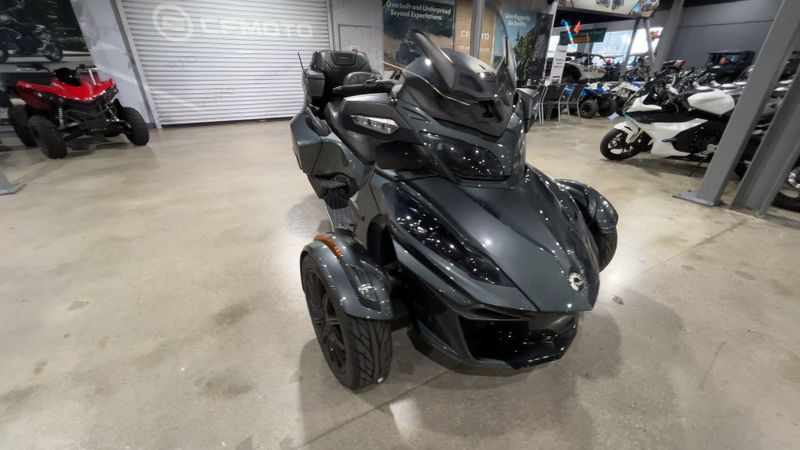 2018 Can-Am SPYDER RT-SE6  in a GREY exterior color. Del Amo Motorsports of Redondo Beach (424) 390-7811 delamomotorsports.com 