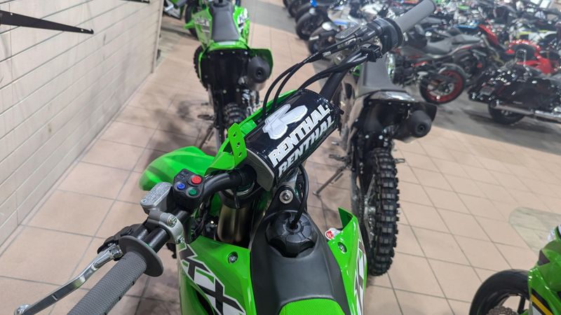 2025 Kawasaki KX250X LIME GREENImage 6