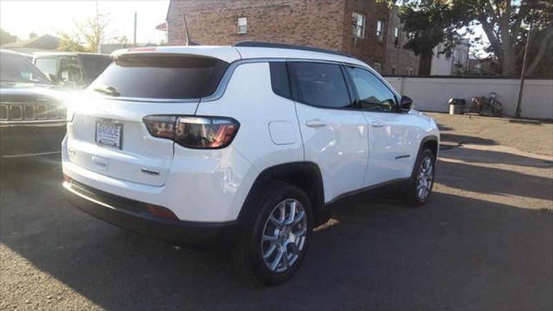 2022 Jeep Compass Latitude Lux photo 3