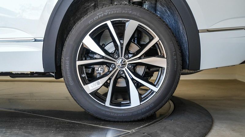2025 Volkswagen Atlas 2.0T SEL Premium R-LineImage 9