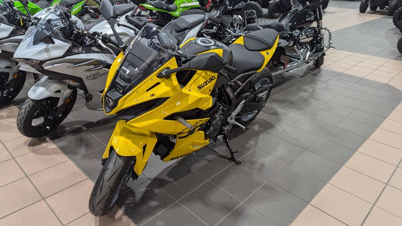 2024 SUZUKI GSXS 8R in a PEARL IGNITE YELLOW exterior color. Family PowerSports (877) 886-1997 familypowersports.com 