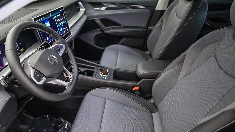New 2025 Volkswagen Tiguan 2.0T SEImage 19