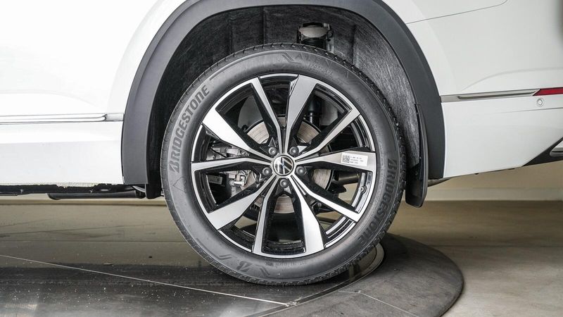 2025 Volkswagen Atlas 2.0T SEL Premium R-LineImage 9