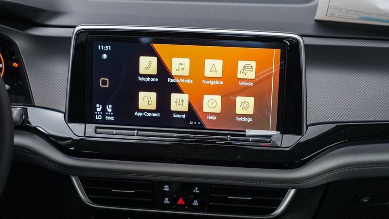 New 2025 Volkswagen Atlas 2.0T Peak EditionImage 14