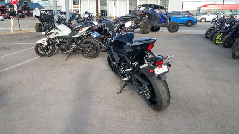 Used 2022 Yamaha YZF-R7 CA Image 7