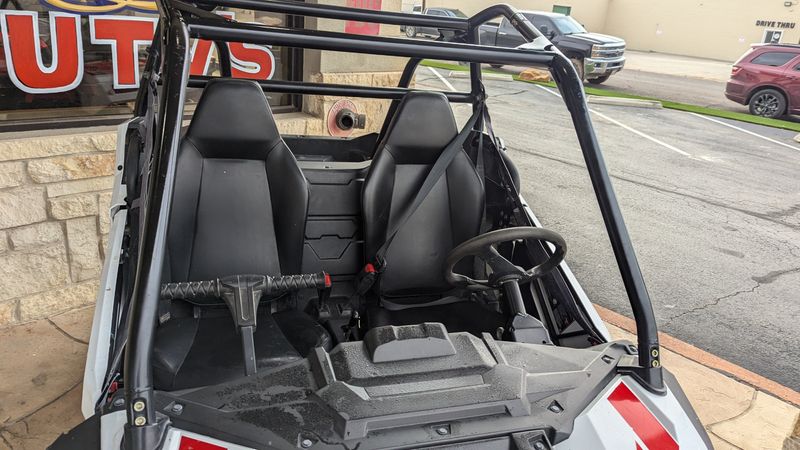 2023 Polaris RZR 200 EFI  WHITE LIGHTNING  INDY REDImage 9