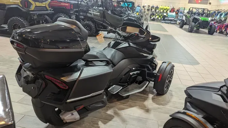 2024 Can-Am SPYDER RT LIMITED CARBON BLACK PLATINUMImage 9