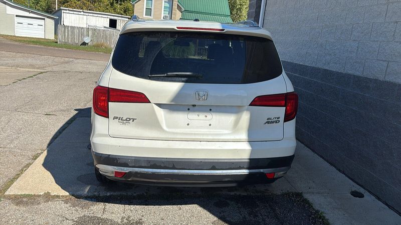 2017 Honda Pilot Elite photo 4