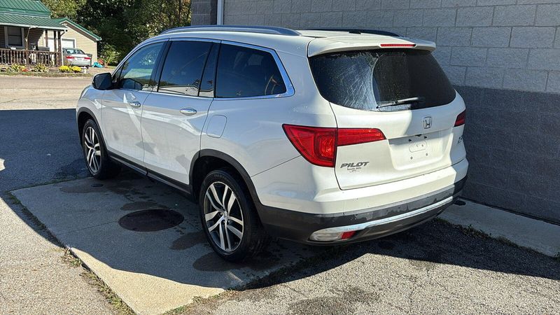 2017 Honda Pilot Elite photo 3