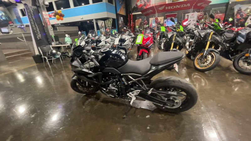 Used 2025 Suzuki GSX-8R Image 6
