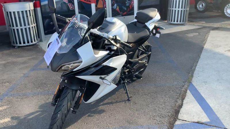 New 2025 CFMOTO 300SS Image 6