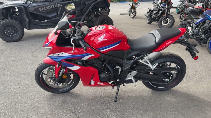 New 2026 Honda CBR650R E-CLUTCH Image 9