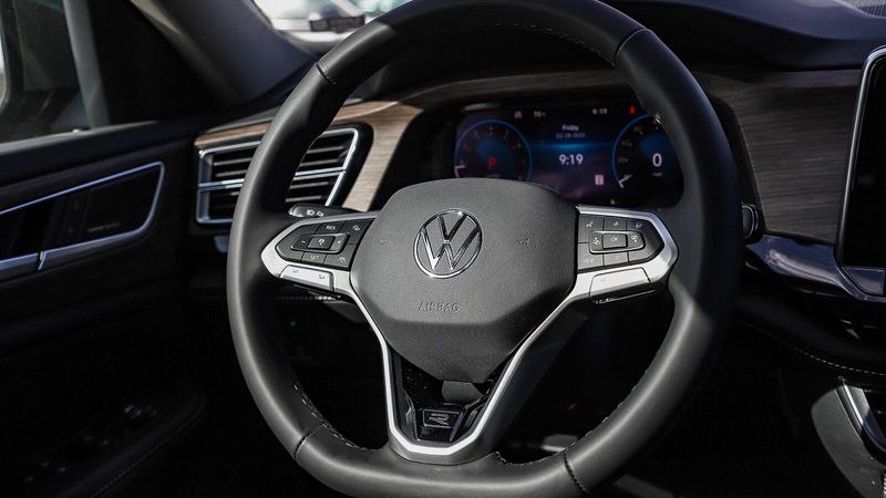 2025 Volkswagen Atlas 2.0T SEL Premium R-LineImage 16