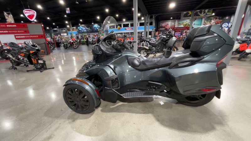 2018 Can-Am SPYDER RT-SE6  in a GREY exterior color. Del Amo Motorsports of Redondo Beach (424) 390-7811 delamomotorsports.com 