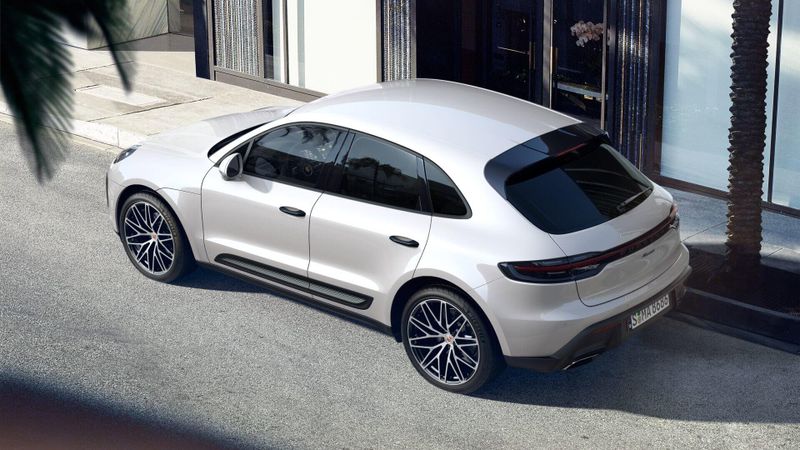 2025 Porsche Macan BaseImage 4