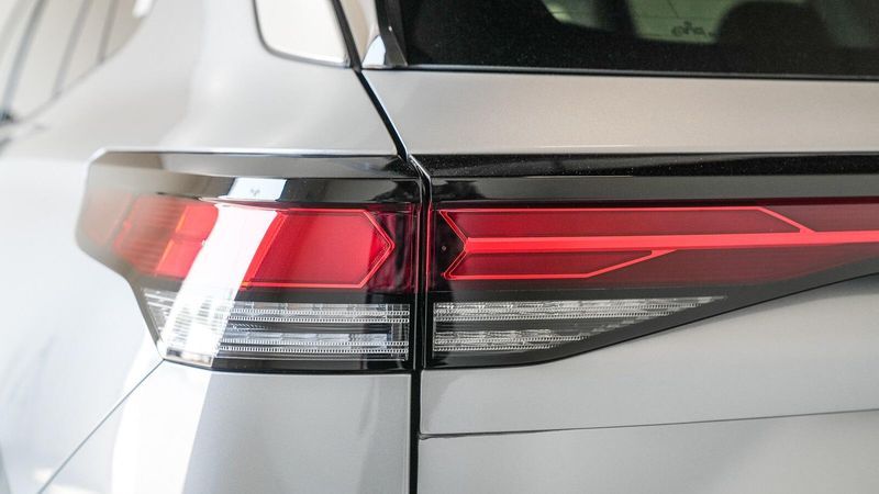 New 2025 Volkswagen Tiguan 2.0T SEImage 8