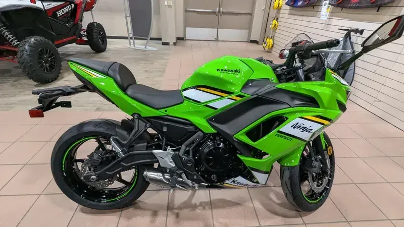 2025 Kawasaki NINJA 650 KRT EDITION ABS LIME GREEN AND EBONY AND PEARL BLIZZARD WHITEImage 3