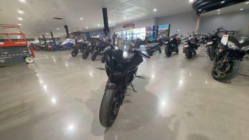 Used 2025 Yamaha YZF-R7 CA Image 6