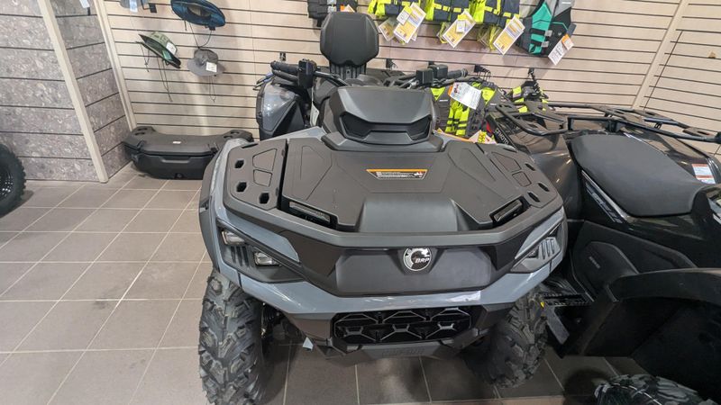 2025 CAN-AM OUTLANDER MAX DPS 850 GRANITE GRAY  in a GRANITE GRAY exterior color. Family PowerSports (877) 886-1997 familypowersports.com 