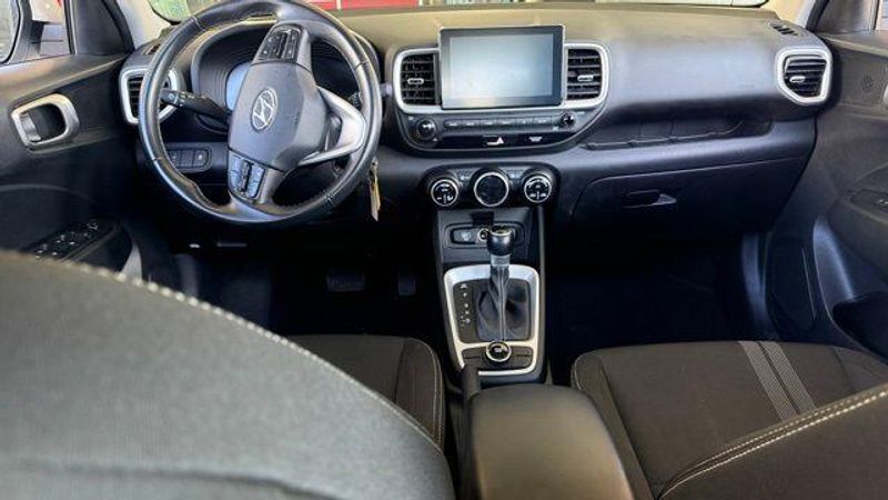 Used 2023 Hyundai Venue SELImage 5