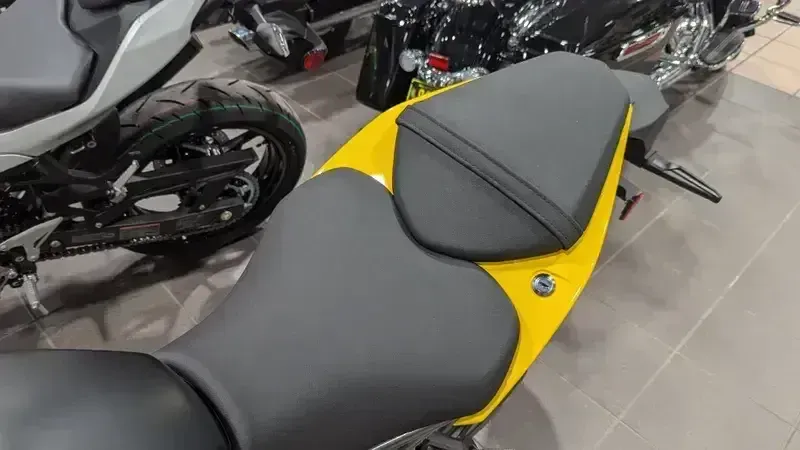2025 Suzuki GSXS 8R PEARL IGNITE YELLOW Image 10