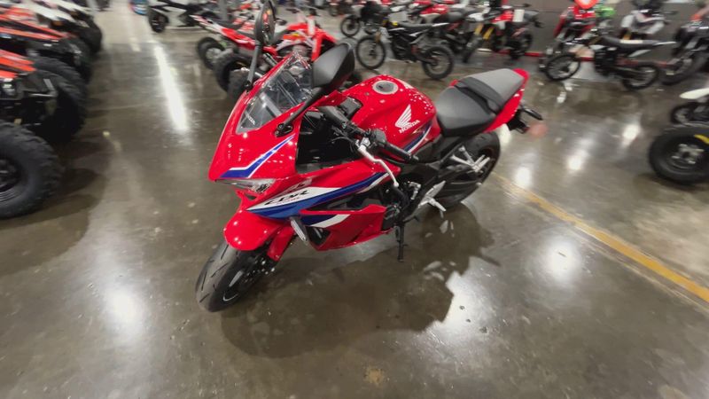New 2026 Honda CBR650R E-CLUTCH Image 4