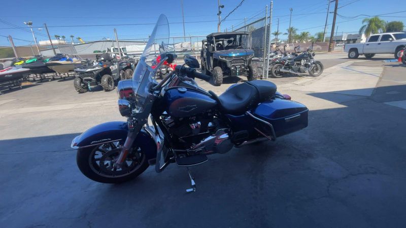 Used 2017 Harley-Davidson ROAD KING Image 5