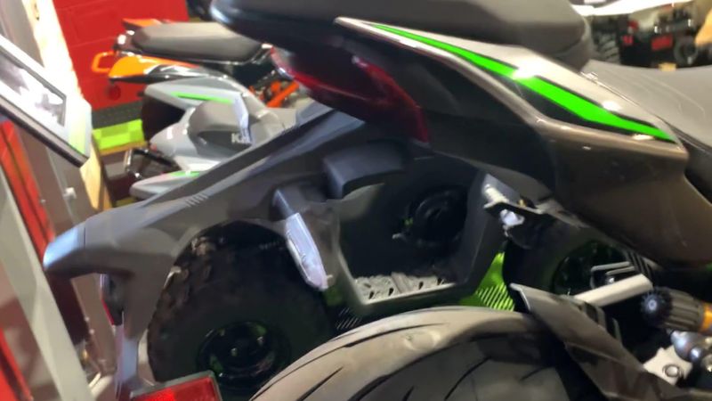 New 2025 Kawasaki Z900 SE ABS Image 8