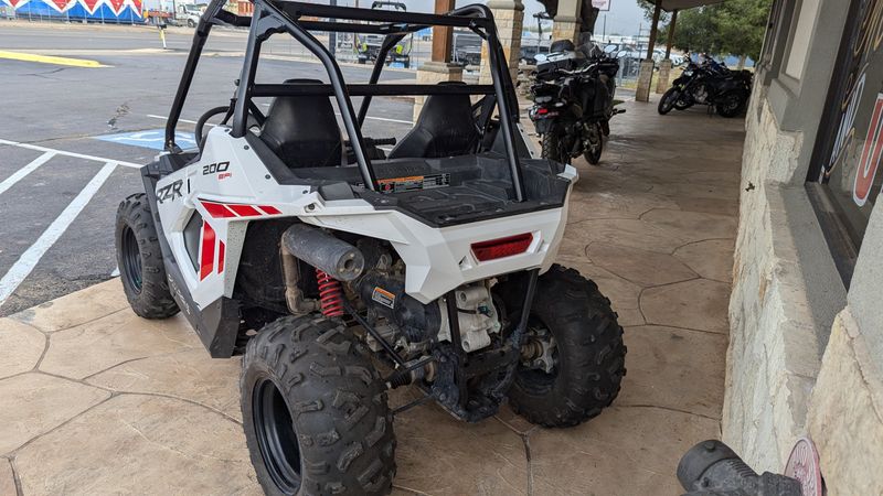 2023 Polaris RZR 200 EFI  WHITE LIGHTNING  INDY REDImage 5