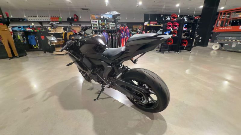 Used 2025 Yamaha YZF-R7 CA Image 9