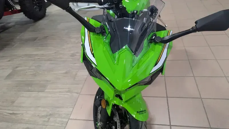 2025 Kawasaki NINJA 500 KRT EDITION LIME GREEN AND EBONY AND PEARL BLIZZARD WHITEImage 12