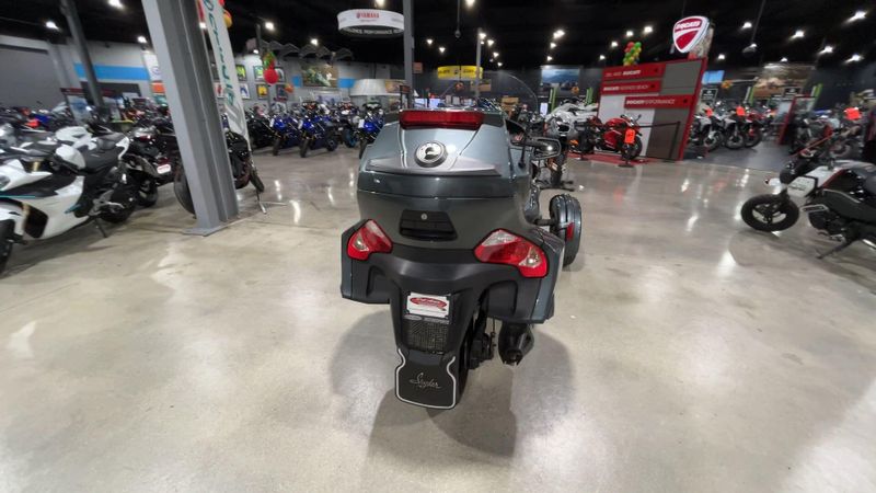 2018 Can-Am SPYDER RT-SE6  in a GREY exterior color. Del Amo Motorsports of Redondo Beach (424) 390-7811 delamomotorsports.com 