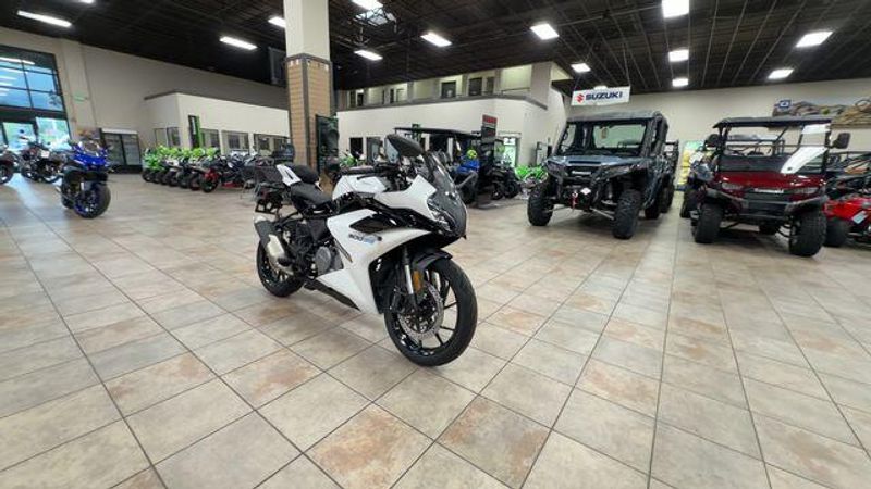 New 2025 CFMOTO 300SS Image 2