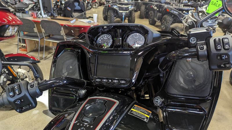 2024 INDIAN MOTORCYCLE CHLNGR ELITE CHRCL CANDYBLK CANDY 49STImage 12
