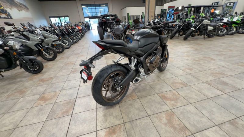 New 2026 Honda CB650R E-CLUTCH Image 9