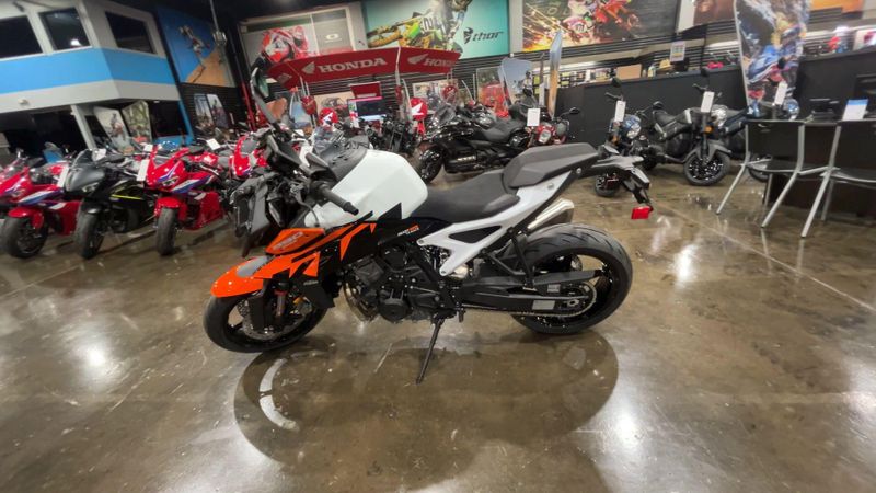 New 2027 KTM 990 DUKE Image 5