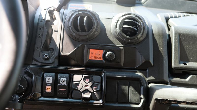 2025 Can-Am DEFENDER MAX LIMITED CAB HD10 DESERT TAN AND STEALTH BLACK Image 22