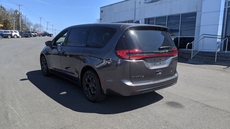 2022 Chrysler Pacifica Hybrid Touring LImage 8