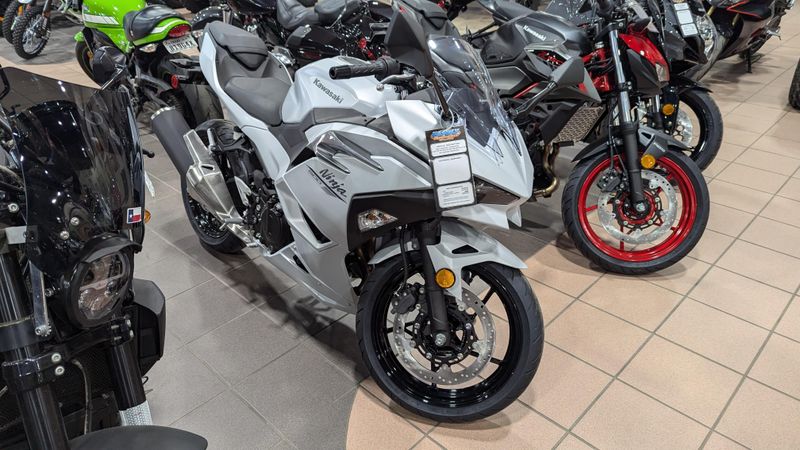 2025 Kawasaki NINJA 500 METALLIC MATTE WHITISH SILVER AND METALLIC MOONDUST GRAYImage 2