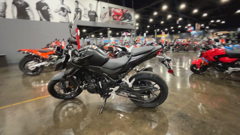 2025 Honda CB750 HORNET Image 6