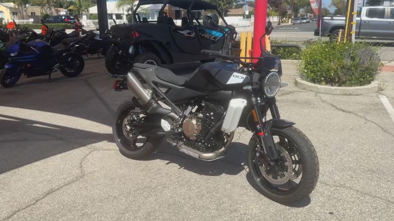 New 2025 Husqvarna SVARTPILEN 801 Image 2
