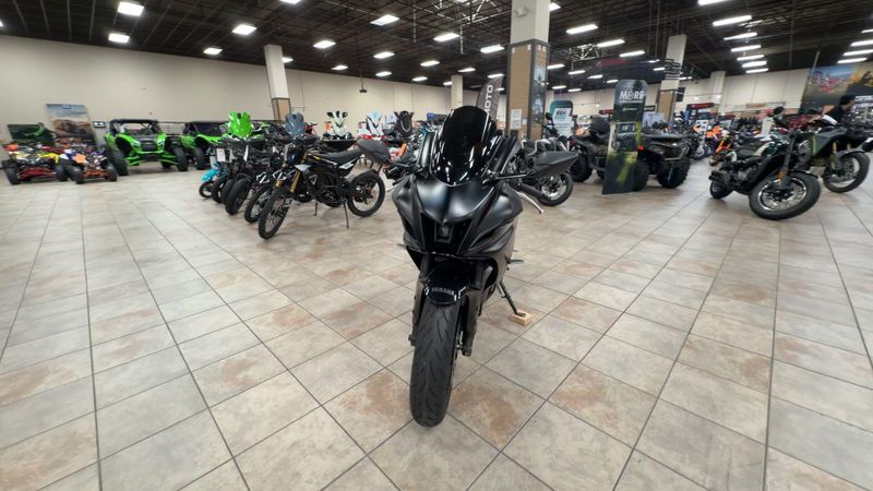 Used 2025 Yamaha YZF-R7 CA Image 4