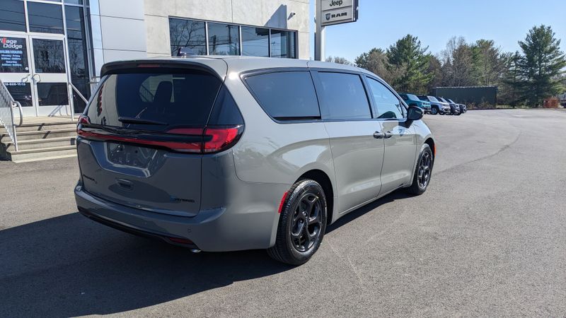 2023 Chrysler Pacifica Plug-in Hybrid Touring LImage 8