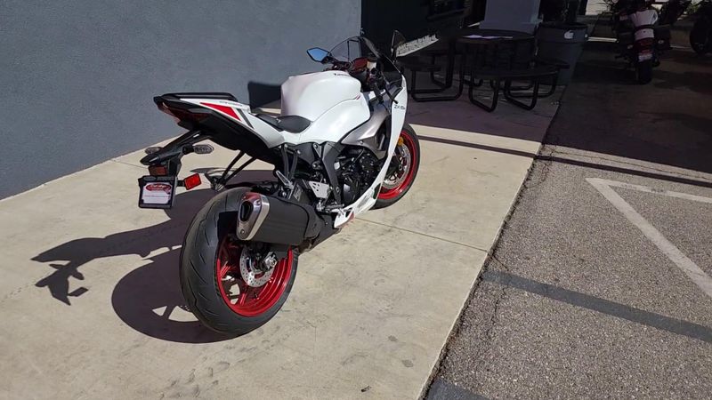 New 2025 Kawasaki NINJA ZX-6R Image 3