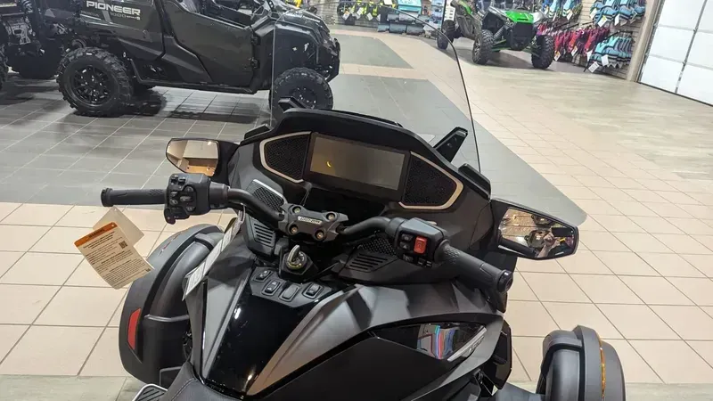 2024 Can-Am SPYDER RT LIMITED CARBON BLACK PLATINUMImage 17