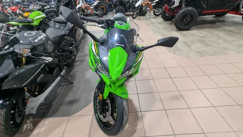 2025 Kawasaki NINJA 650 KRT EDITION ABS LIME GREEN AND EBONY AND PEARL BLIZZARD WHITEImage 6